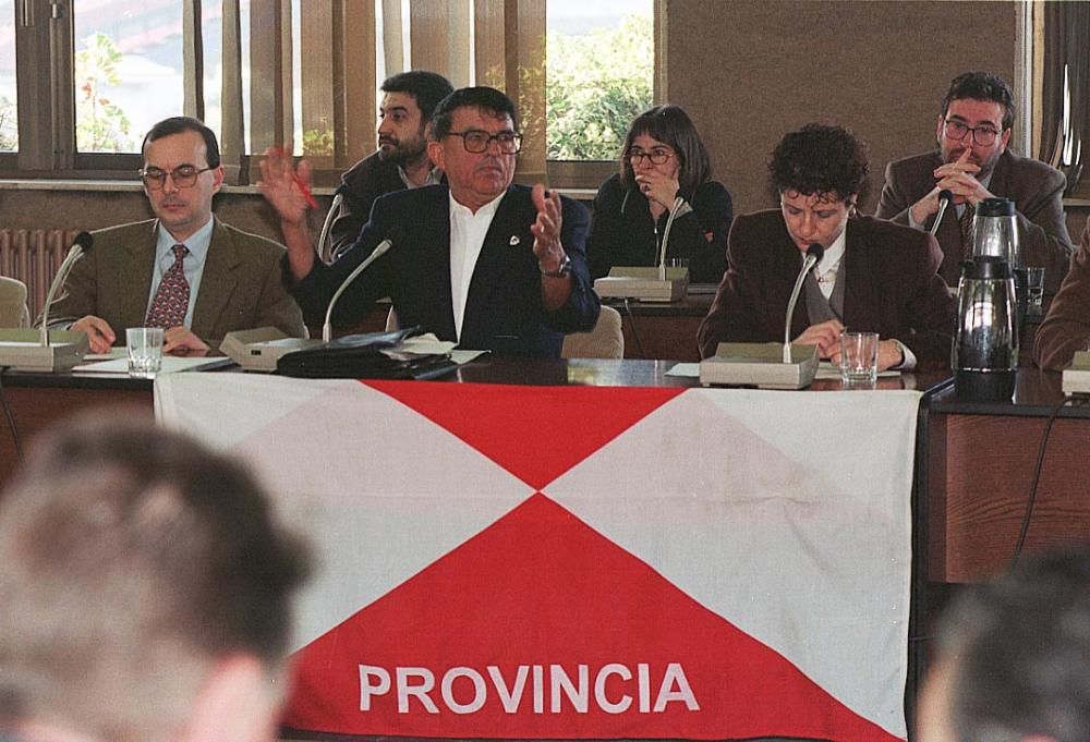 Con la bandera de Vigo como provincia en un pleno municipal