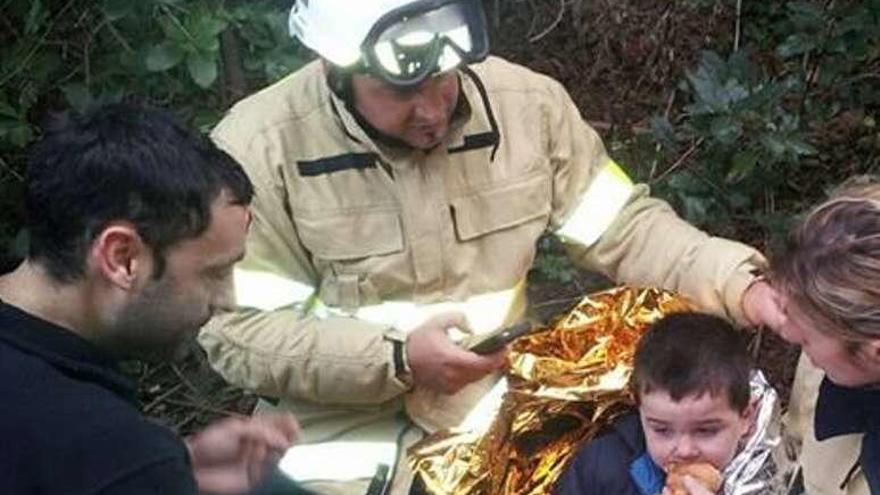 El pequeño Jordi, con su padre y sus rescatadores. // Fd V