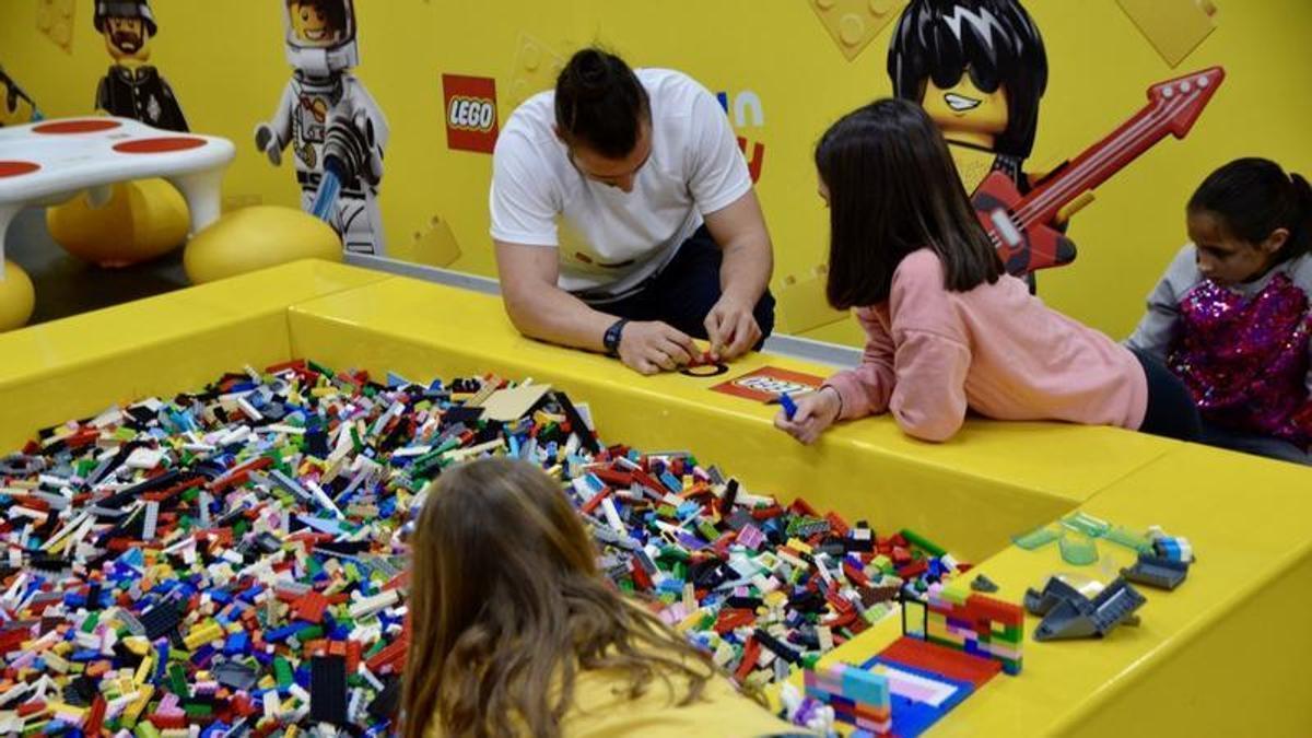 La LEGO Fan Factory permanece abierta todos los días, ofreciendo actividades creativas y de construcción gratuitas.