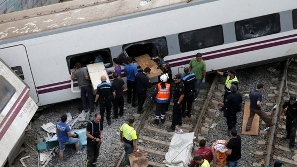 Los servicios de emergencia atienden a los heridos en el lugar del accidente