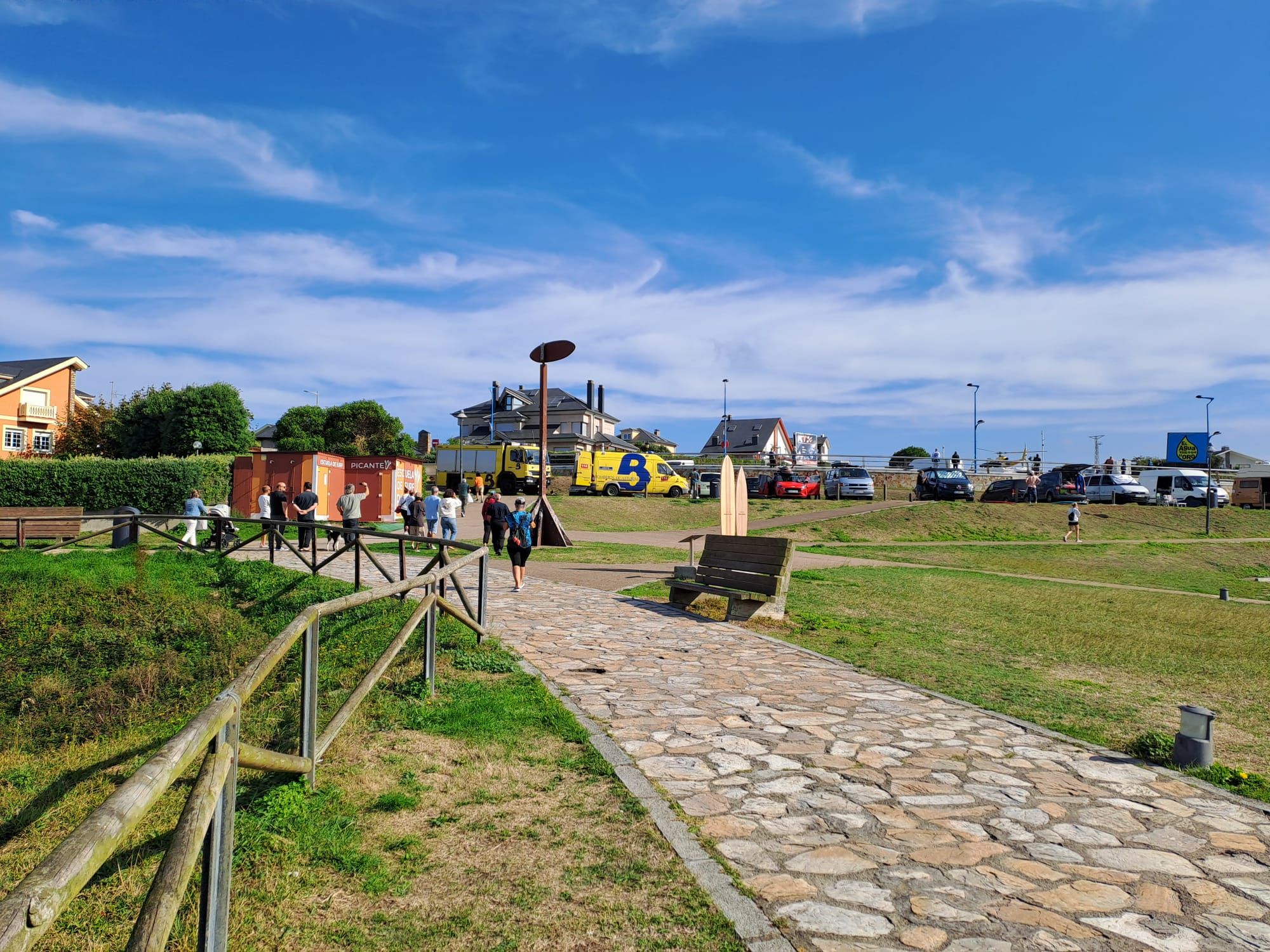 En imágenes: El helicóptero del 112 rescata a un hombre en la playa de Tapia