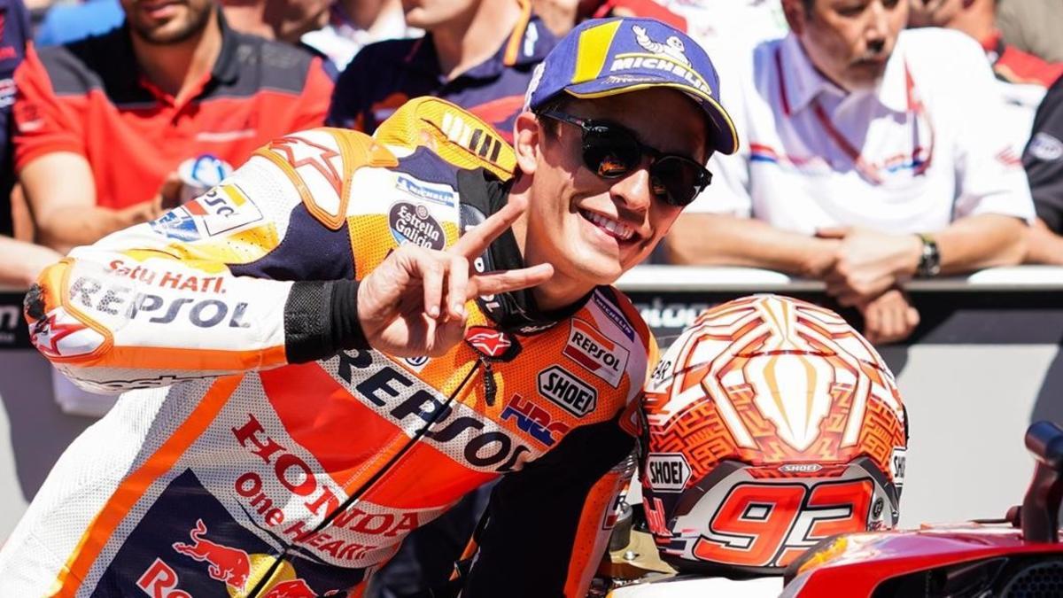 El catalán Marc Márquez (Honda) celebra su primera 'pole' de MotoGP conseguida en Assen (Holanda), el único circuito, junto a Motegi (Japón), en el que aún no la había logrado.