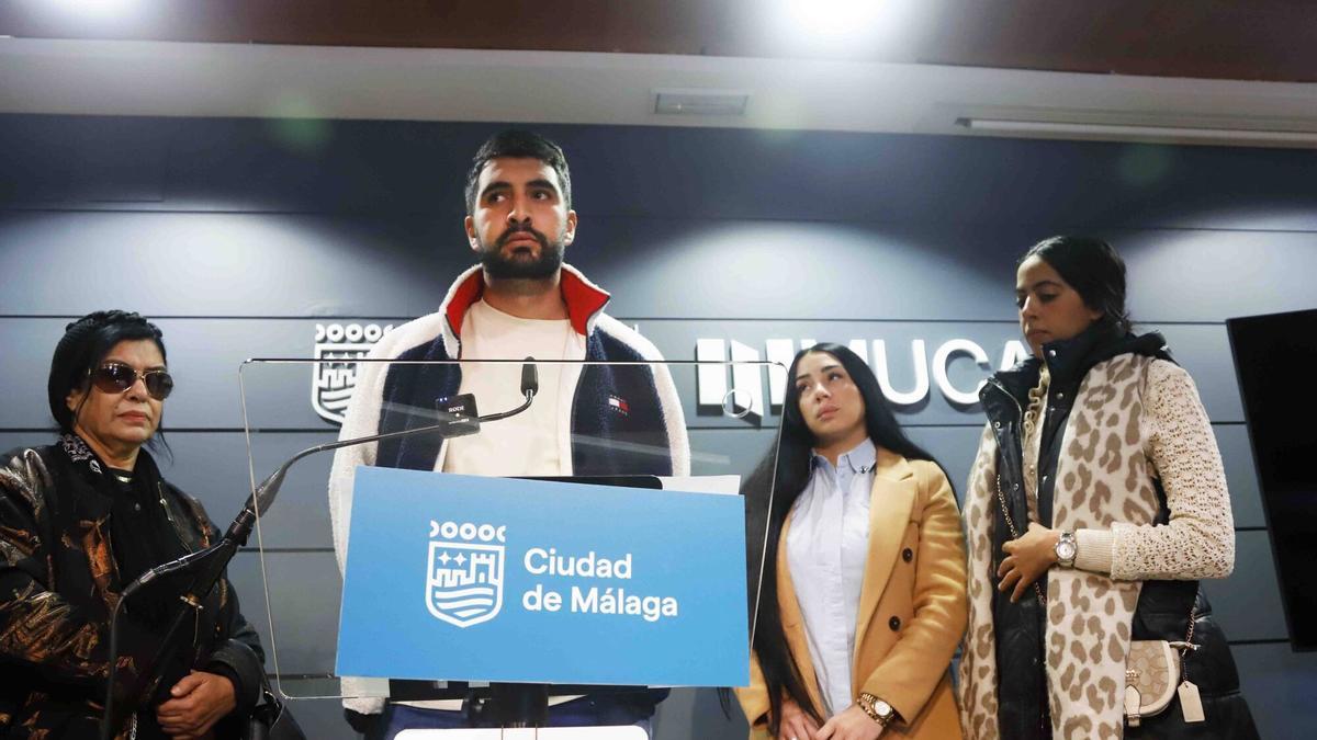 El abogado Samuel Tejada, de la de la familia de Haitam Mejri, asesinado supuestamente por cinco policías, comparece antes los medios junto a la familia de la victima
