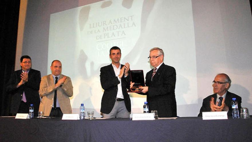Santi Vila entrega la medalla a l&#039;escola La Salle, ahir a Figueres.