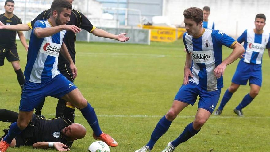 Marcos Torres se lleva el balón ante Miguel Suárez (Lugones), con Luismi y Juanín siguiendo la jugada.