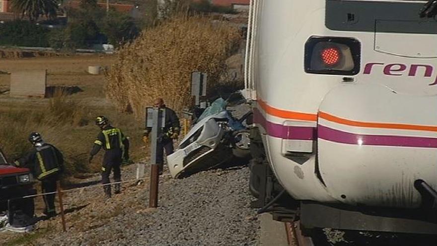 Un hombre de 27 años fallece al ser arrollado su coche por un tren en un paso a nivel en Calamonte
