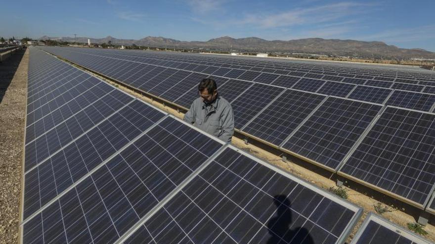 Elche tiene dos años para modificar el Plan General y aprobar una norma propia para las fotovoltaicas