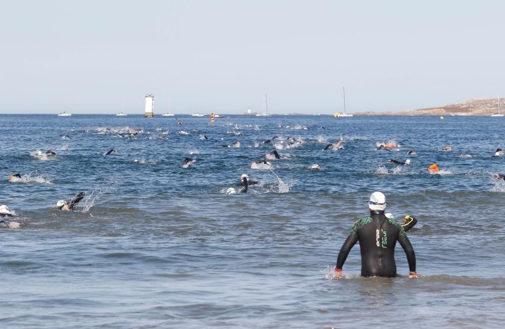 400 nadadores desafían a las aguas de Praia América. // Alba Villar