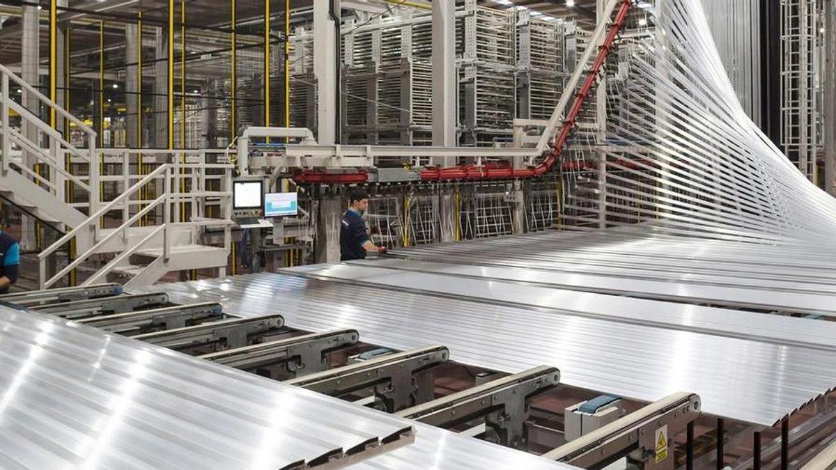 Trabajadores en una de las líneas automatizadas de producción de perfiles de aluminio de Grupo Cortizo.