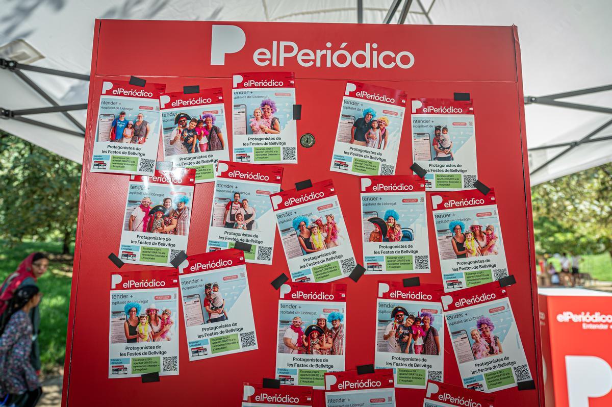 Algunas de las portadas de obsequio con fotos personalizadas de las familias en el 'stand' de EL PERIÓDICO en Bellvitge.