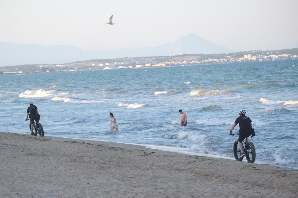 Los agentes ha desalojado las playas de Elche en la Noche de San Juan.