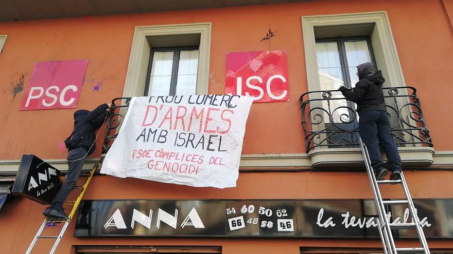 Manifestants a favor de Palestina pengen una pancarta a la seu del PSC a Manresa acusant el partit &quot;de còmplice del genocidi&quot;