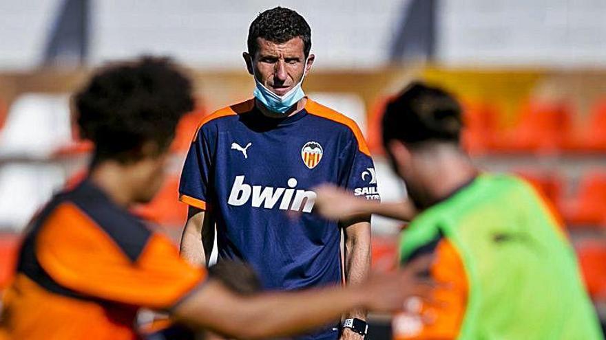 Javi Gracia, durante el entrenamiento de este lunes en Paterna.