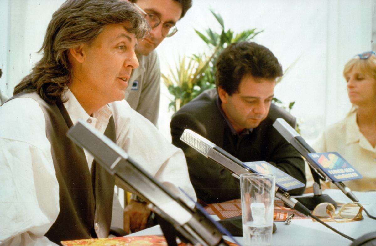 Merino, con Paul (a su dcha.) y Linda McCartney (al fondo) inaugurando el estudio de Los 40 que lleva como nombre el apellido del ex-Beatle.
