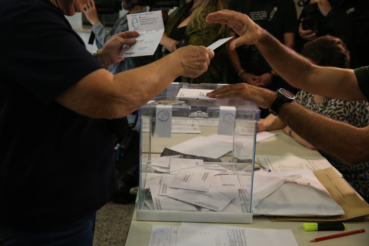 Ambiente durante la jornada de votación en les Escoles Pies de Balmes, en Barcelona