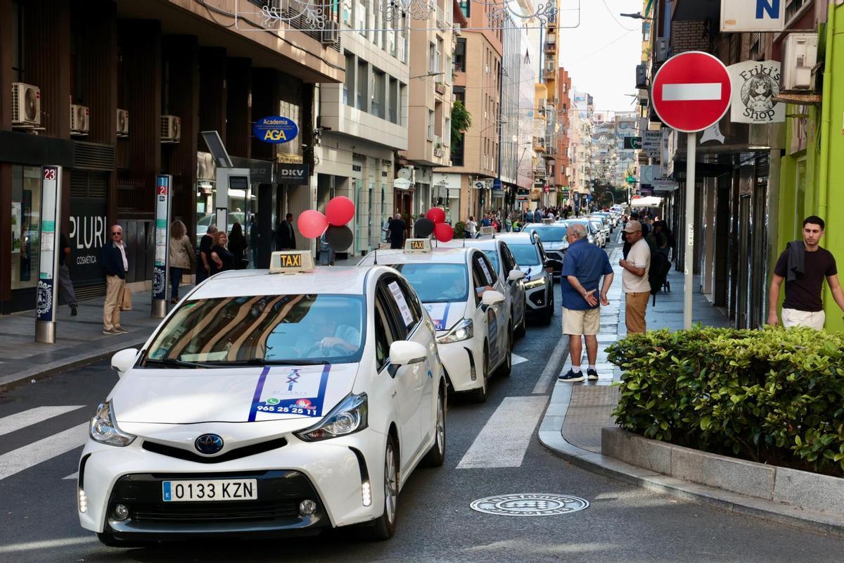 Los taxistas alicantinos se plantan: protesta masiva contra el caos de los VTC y los tuctucs
