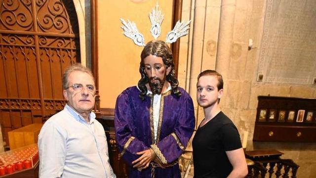 El presidente de la
Cofradía del Silencio,
 Juan Carlos Carballido,
junto al vicepresidente
y responsable de jóvenes,
Pablo Arenas, en los
preparativos de la Semana
Santa ayer en la iglesia
de Santiago de Vigo.
|  Pablo Gamarra