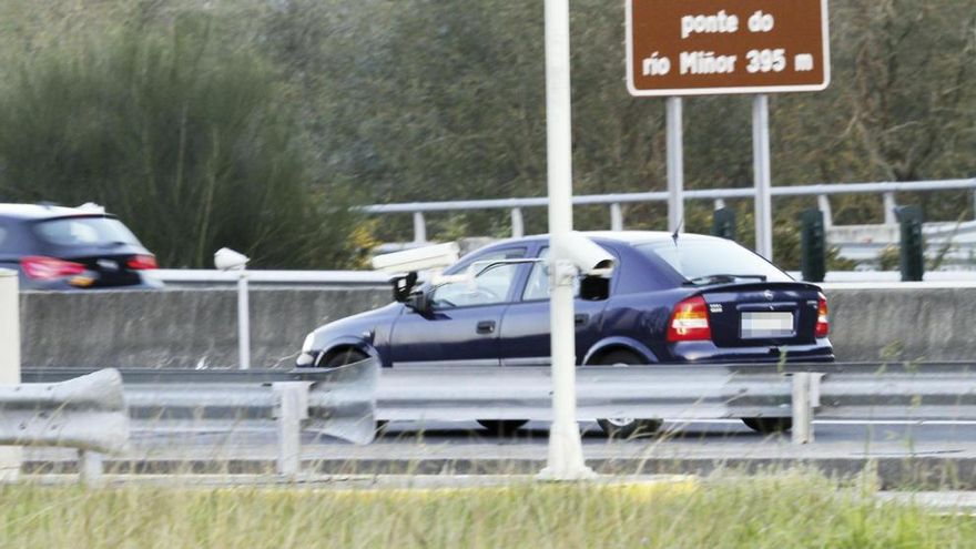 El coche, en dirección contraria.
