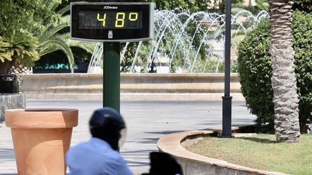 Un termómetro en la Plaza Circular que marca 48 grados de temperatura.