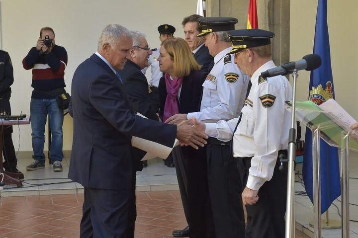 Entrega de diplomas a los Policías Nacionales ...