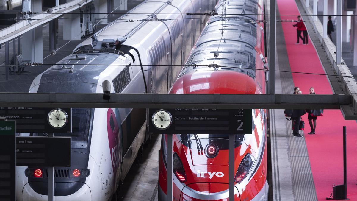 Trenes de Oiugo e Iryo en la estación Joaquín Sorolla.