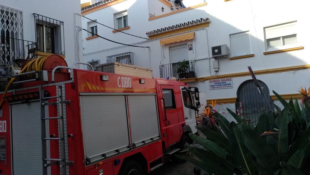 Desalojan una vivienda en Marbella al derrumbarse su techo