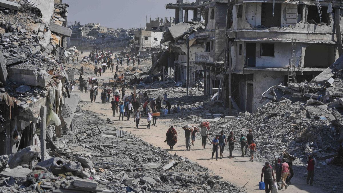 Miles de palestinos regresan al norte de Gaza tras la entrada en vigor del alto el fuego y el repliegue militar israelí