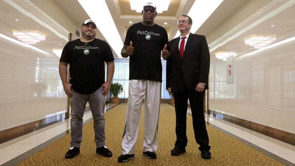 Dennis Rodman (centro), a su llegada al aeropuerto de Pionyang