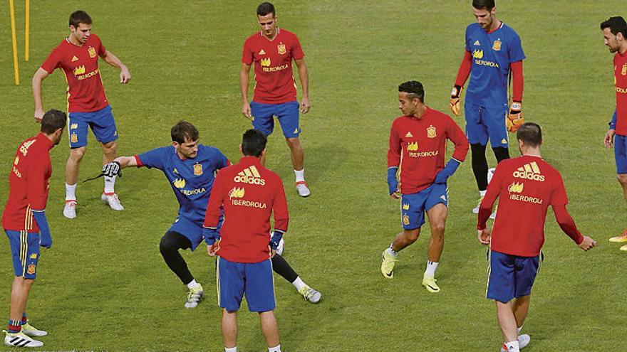 Casillas y Tiago, en el centro de un rondo. Foto Efe