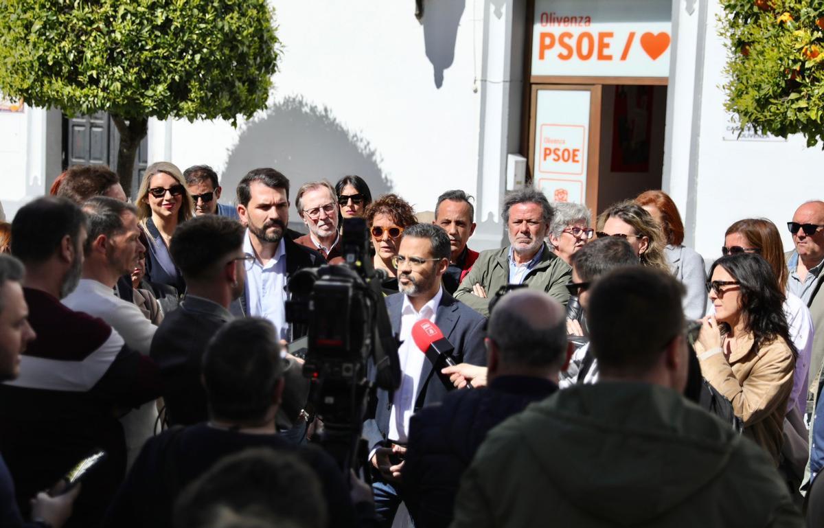Sánchez Cotrina y González Andrade, ante la Casa del Pueblo de Olivenza, este domingo.