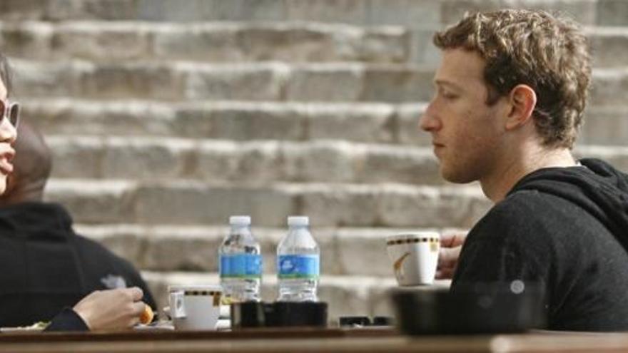 Zuckerberg i senyora fan un cafè en una terrassa de Girona