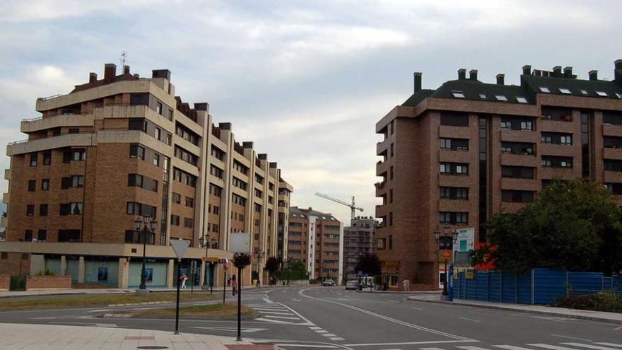 La calle Mieres, en Montecerrao, donde el fin de semana actuó la banda de ladrones.