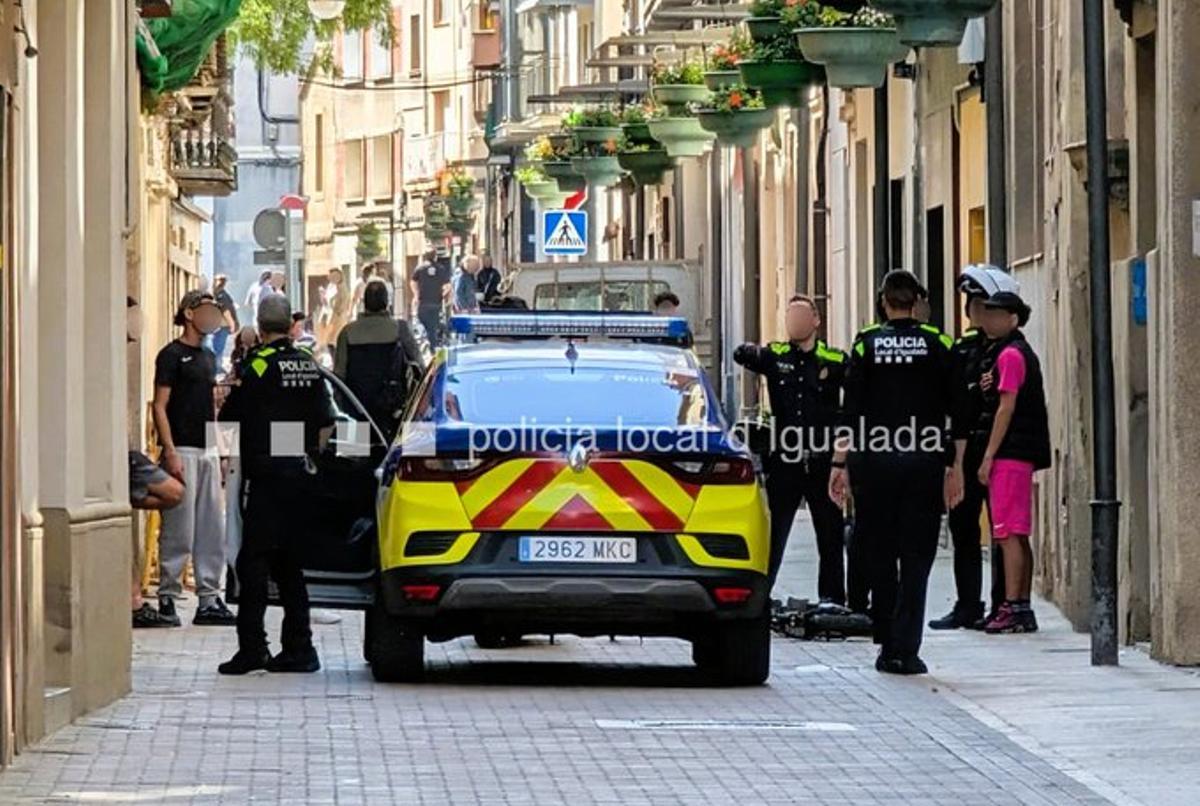 Els agents intervenint en la baralla entre grups de joves a Igualada