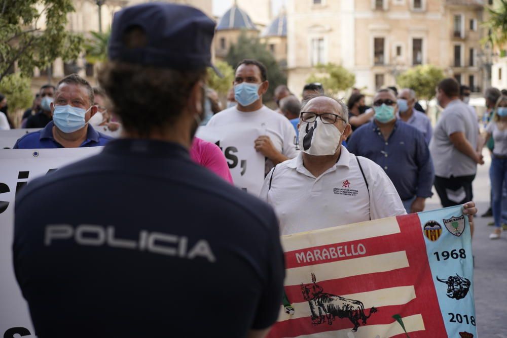 Protesta taurina y ganadera contra la falta de ayudas al sector en València