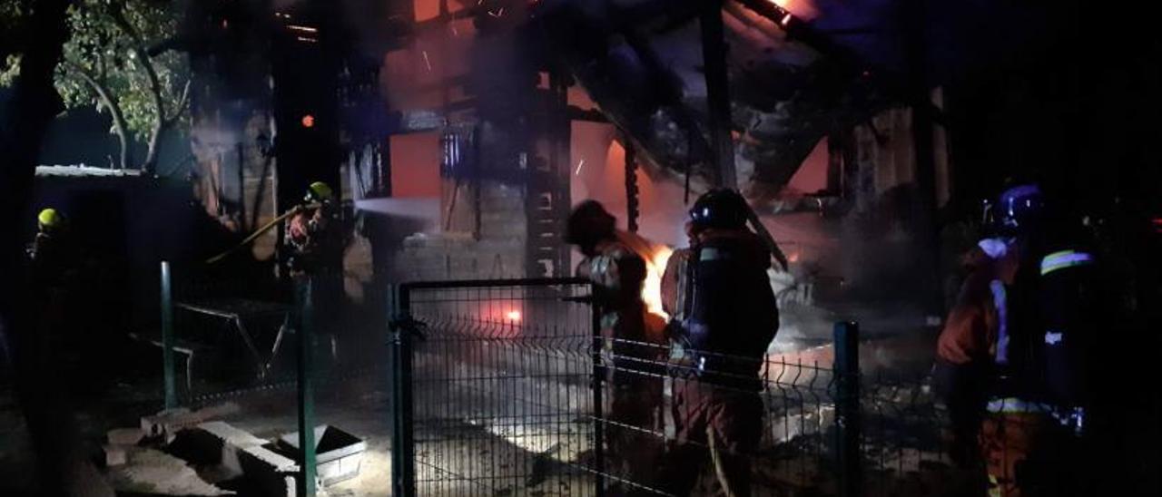 Las llamas devoran una casa de madera en l’Alcúdia.  | BOMBEROS