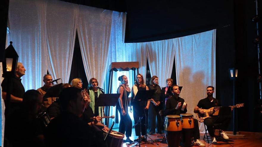 Juan Grande disfruta del espectáculo ‘Entre cuerdas y voces’ con la Escuela Municipal de Música