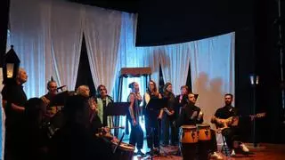 Juan Grande disfruta del espectáculo ‘Entre cuerdas y voces’ con la Escuela Municipal de Música