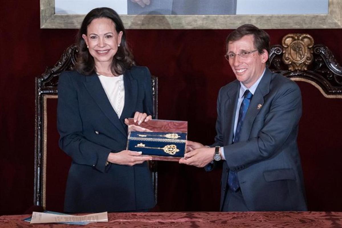 Almeida le entrega la Llave de Oro de Madrid a la opositora venezolana María Corina Machado.