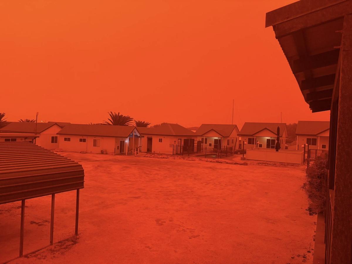 El cicló tropical Narelle tenyeix de calitja roja el cel de l’oest d’Austràlia