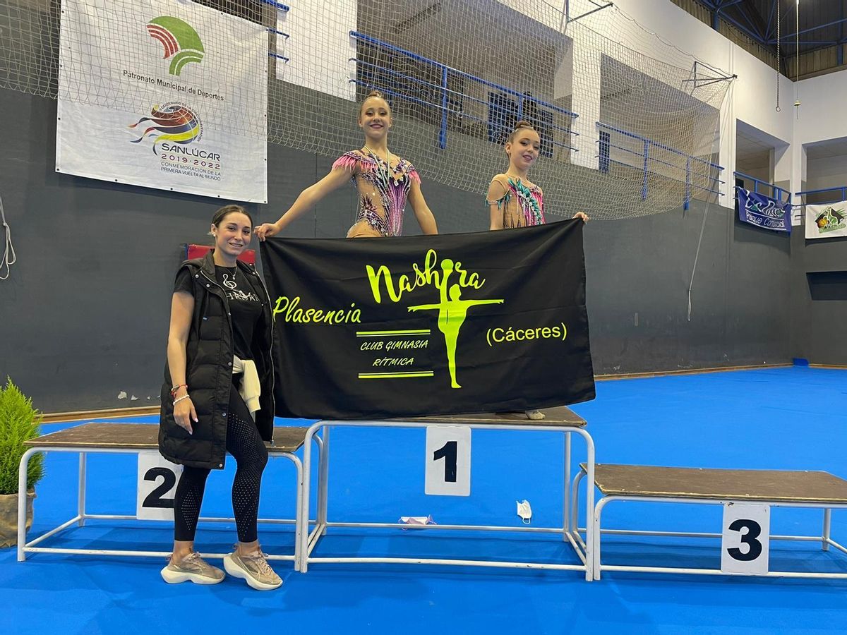Dos deportistas y la entrenadora del nuevo club Nashira de Plasencia.
