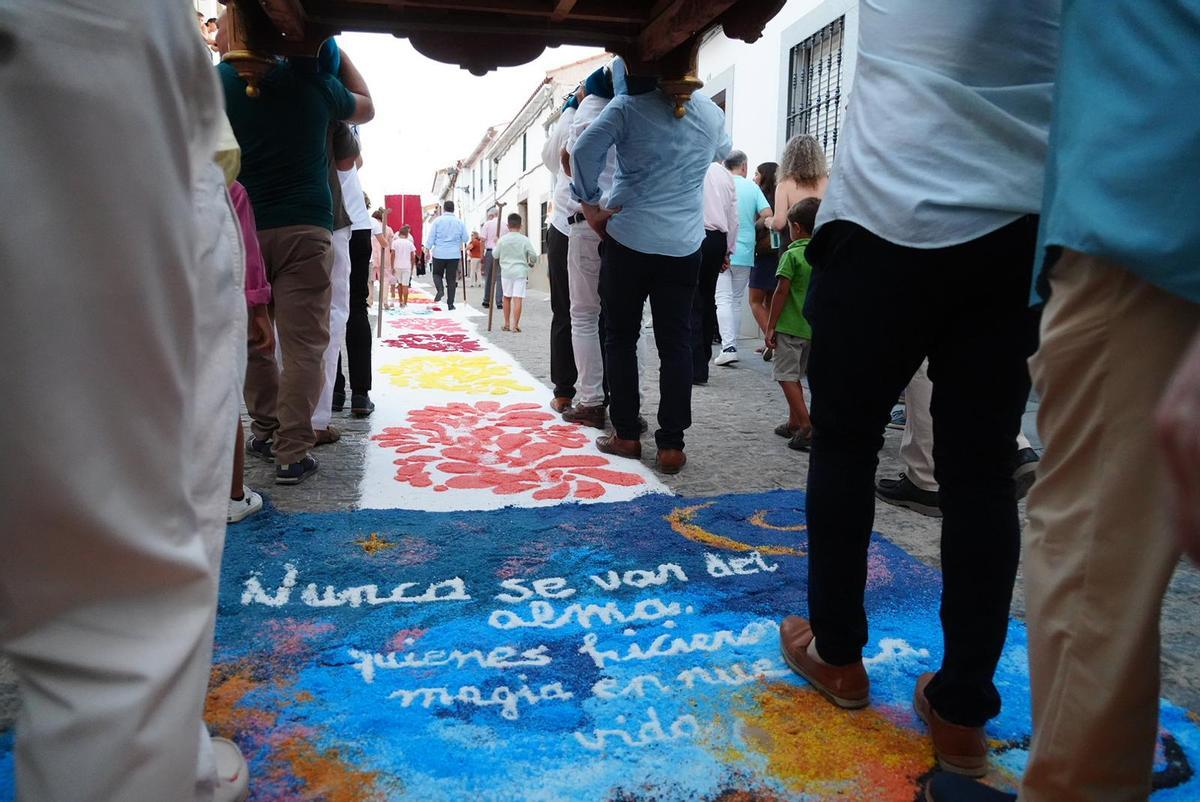 Dos Torres llena de color sus calles con las alfombras de sal por San Roque Dos Torres llena de color sus calles con las alfombras de sal por San Roque
