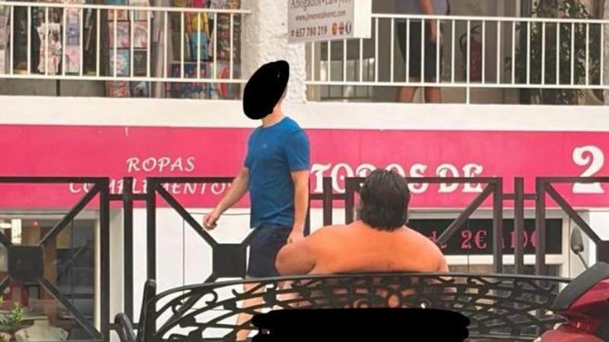El individuo sentado desnudo en un banco de Fuengirola.
