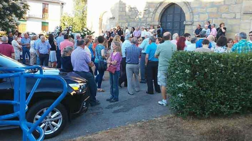 Asistentes al funeral del vecino de El Puente en la tarde de ayer.