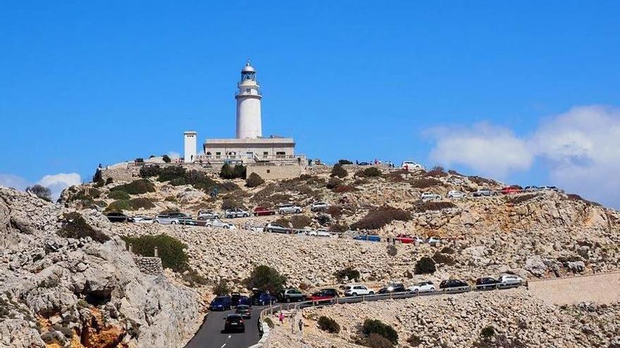 Cap de Formentor: colas kilométricas de coches sin espacio para aparcar