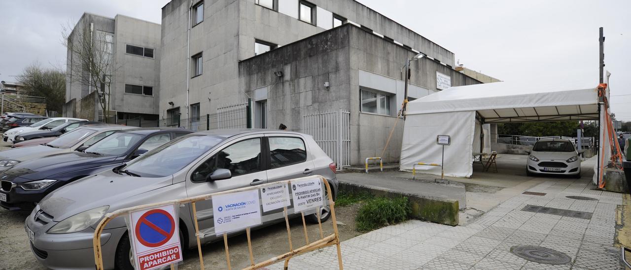 La zona de estacionamiento en batería se reserva para los pacientes que acuden a vacunarse. // Bernabé/Javier Lalín