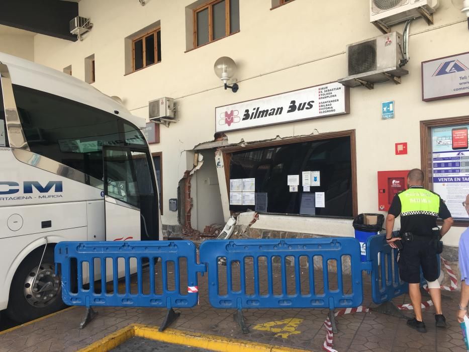 Un bus pierde el control en Torrevieja.