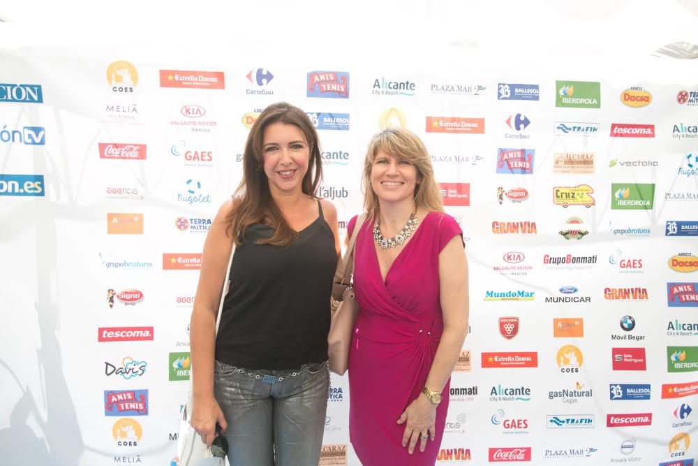 La presentadora de Informaciontv Anabel Rosas, junto a al presidenta de la Asociación Provincial de Hoteles, Cristina Rodes