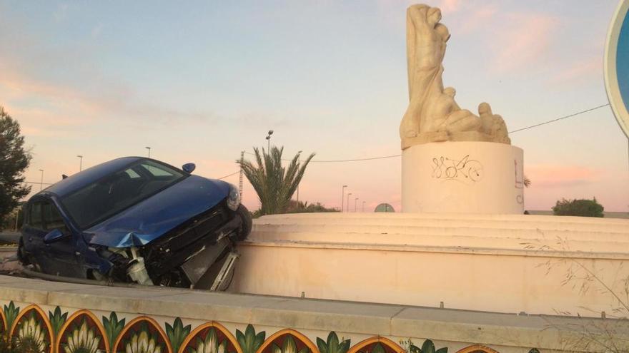 Estrella el coche en una rotonda en Totana y se va a dormir