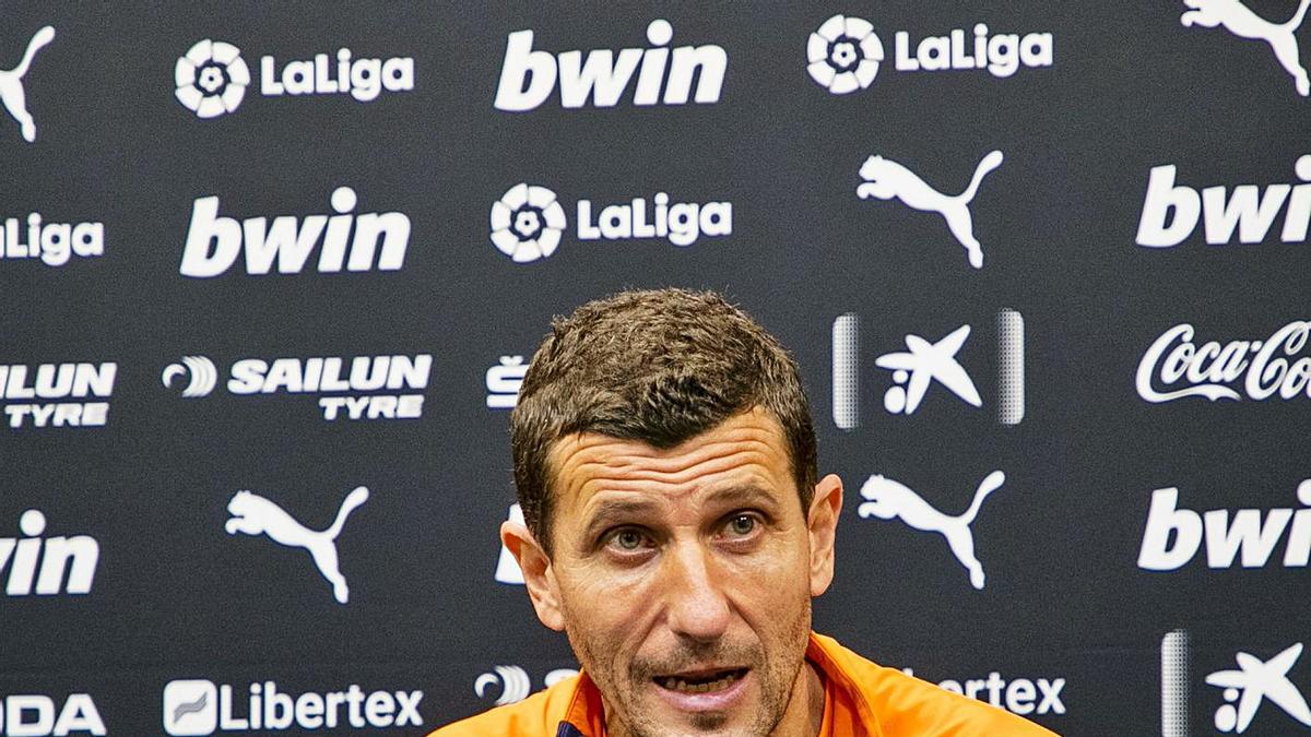 Javi Gracia, técnico del Valencia, ayer en la rueda de prensa en la ciudad deportiva. | LÁZARO DE LA PEÑA/VCF