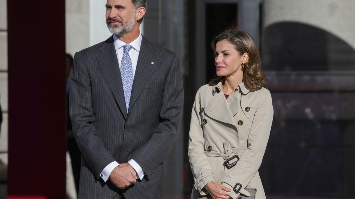 El look de Letizia Ortiz con trench de Burberry y bolso de Magrit junto a Felipe VI